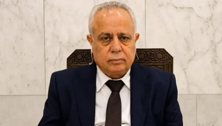 مجلس الشعب السوري يبدأ أولى جلساته برئاسة عبد الحميد العواك ويبحث تشكيل لجنة لوضع مسودة دستور جديد مجلس الشعب السوري يبدأ أولى جلساته برئاسة عبد الحميد العواك ويبحث تشكيل لجنة لوضع مسودة دستور جديد