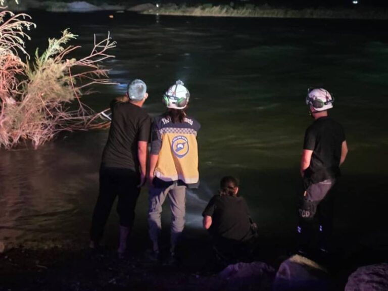 وفاة طفلين ونجاة آخرين جراء اصطدام عبارة بجسر في دير الزور شرق سوريا وفاة طفلين ونجاة آخرين جراء اصطدام عبارة بجسر في دير الزور شرق سوريا